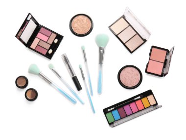 Beyaz arkaplanda makyaj fırçası olan dekoratif kozmetik seti