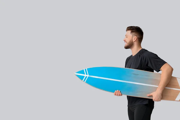 Hezký Vousatý Muž Surfovačem Světlém Pozadí — Stock fotografie
