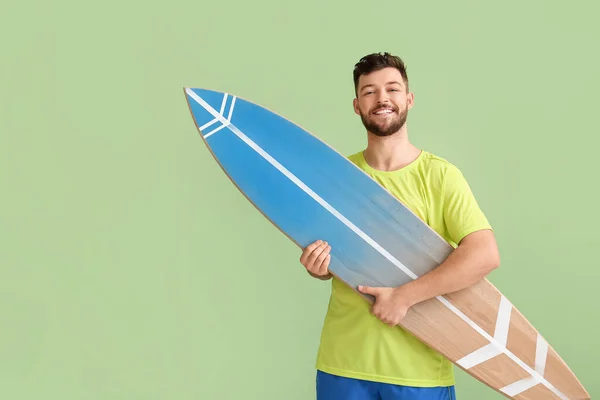 Yeşil Arka Planda Sörf Tahtası Olan Yakışıklı Sakallı Adam — Stok fotoğraf