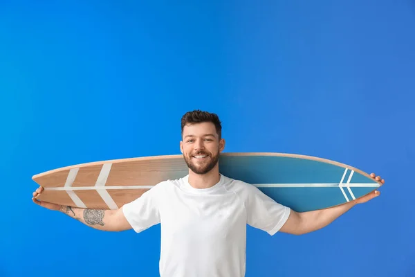 Hombre Barbudo Guapo Con Tabla Surf Sobre Fondo Azul — Foto de Stock