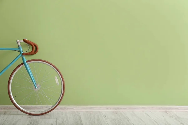 Bicicleta Elegante Perto Parede Verde — Fotografia de Stock