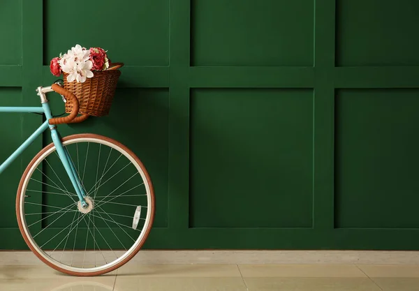 Bicicleta Elegante Com Cesta Vime Flores Perto Parede Verde — Fotografia de Stock