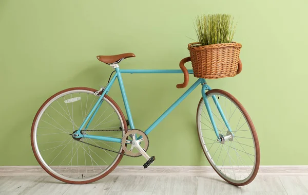 Bicicleta Elegante Com Cesta Vime Grama Perto Parede Verde — Fotografia de Stock