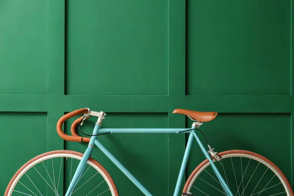 Bicicleta Elegante Perto Parede Verde — Fotografia de Stock