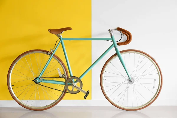 Bicicleta Elegante Perto Parede Amarela Branca — Fotografia de Stock