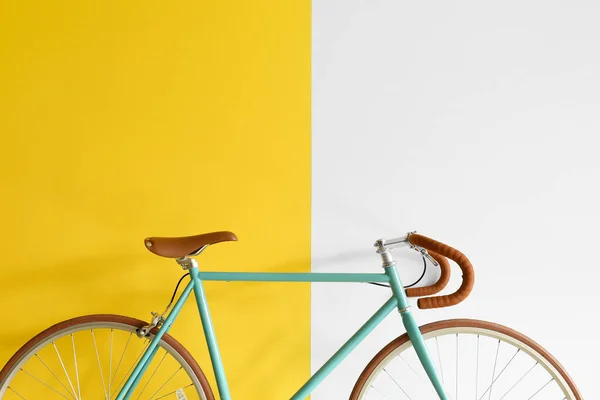 Стильный Велосипед Возле Желтой Белой Стены — стоковое фото