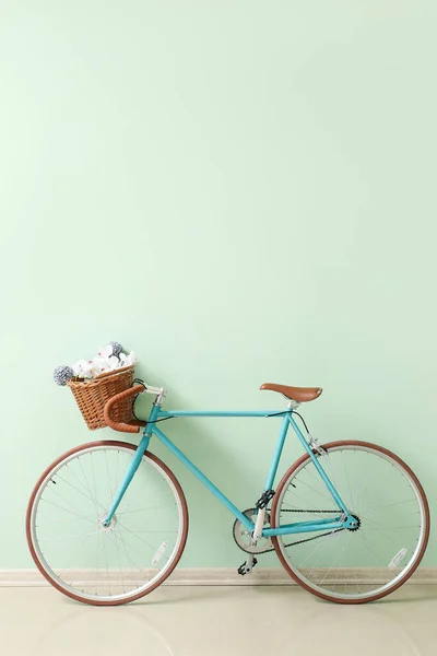 Bicicleta Elegante Com Cesta Vime Flores Perto Parede Verde — Fotografia de Stock