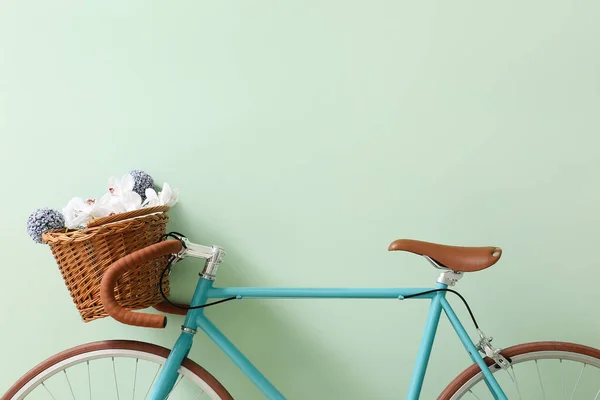 Hasır Sepetli Şık Bir Bisiklet Yeşil Duvarın Yanında Çiçekler — Stok fotoğraf