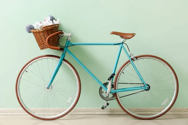 자전거와 바구니와 근처의 자전거 — 스톡 사진