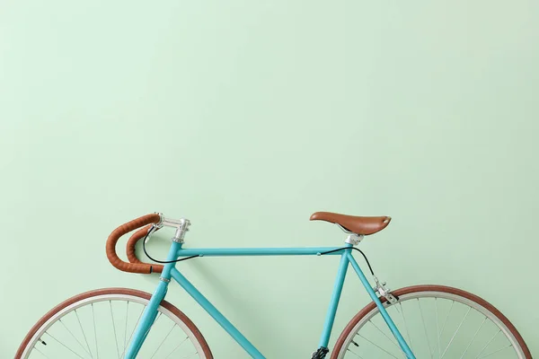 Κομψό Ποδήλατο Κοντά Πράσινο Τοίχο — Φωτογραφία Αρχείου