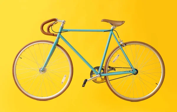 노란색 배경의 자전거 — 스톡 사진