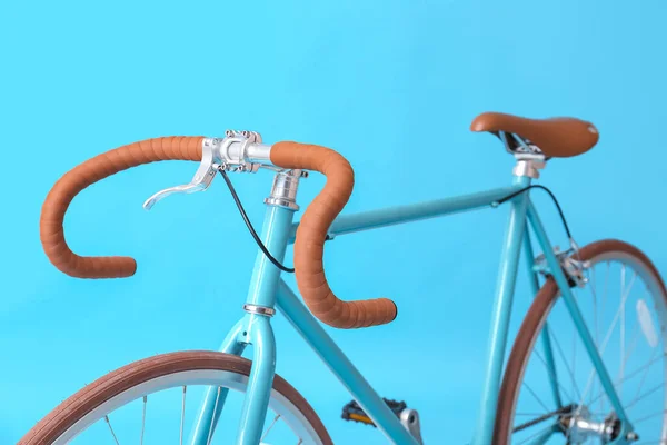 파란색 배경에 현대의 자전거 클로즈업 — 스톡 사진