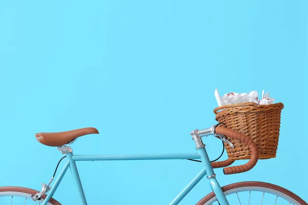 Bicicleta Moderna Con Cesta Mimbre Libro Flores Sobre Fondo Azul — Foto de Stock