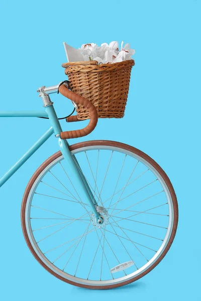Modern Bicycle Wicker Basket Book Flowers Blue Background — Stock Photo, Image