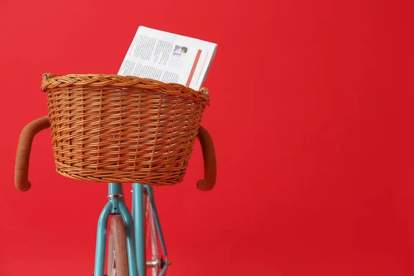 Bicicleta Moderna Com Cesta Vime Jornal Fundo Vermelho — Fotografia de Stock