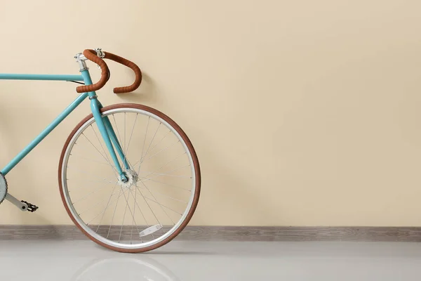 Современный Велосипед Возле Бежевой Стены — стоковое фото