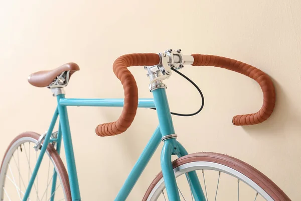 Современный Велосипед Возле Бежевой Стены Крупный План — стоковое фото