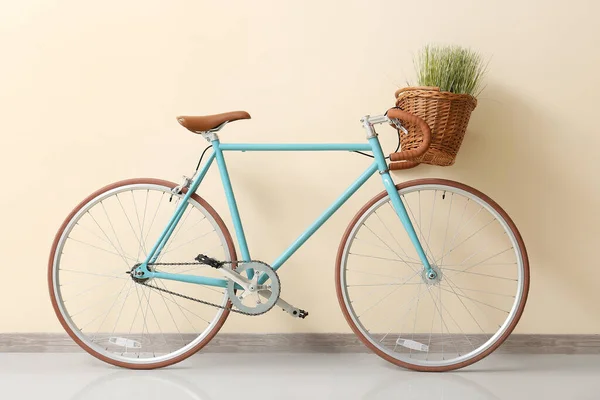 Modern Bicycle Wicker Basket Green Grass Beige Wall — Stock Photo, Image