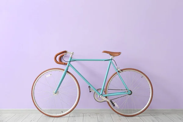 Bicicleta Moderna Perto Parede Lilás — Fotografia de Stock