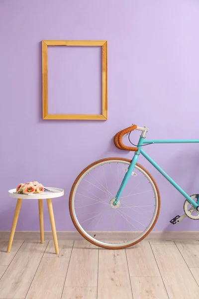 Table Flowers Bicycle Lilac Wall — Stock Photo, Image