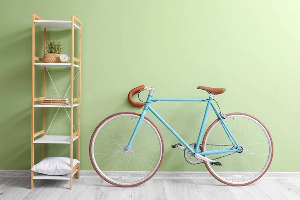 Yeşil Duvarın Yanında Modern Bisiklet Raf Ünitesi — Stok fotoğraf