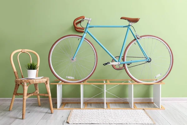 Cadeira Com Planta Sala Suporte Bicicleta Perto Parede Verde — Fotografia de Stock