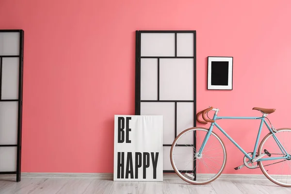 Pembe Duvarın Yanında Poster Katlanmış Ekranlı Modern Bisiklet — Stok fotoğraf