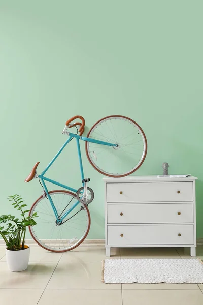 Bicicleta Moderna Com Cômoda Planta Sala Perto Parede Verde — Fotografia de Stock