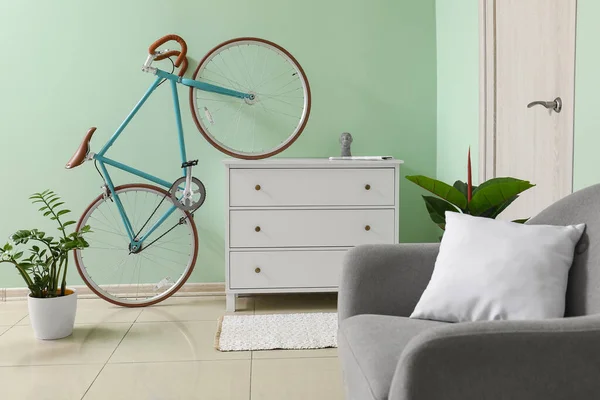 Bisikletli Sandıklı Koltuklu Şık Bir Oturma Odası — Stok fotoğraf