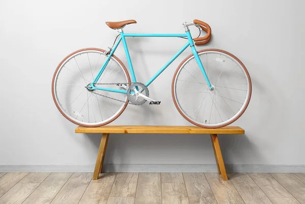 Современный Велосипед Деревянной Стойке Возле Светлой Стены — стоковое фото