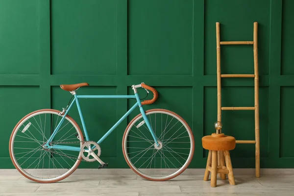 Modern Bicycle Stool Lamp Ladder Green Wall — Stock Photo, Image