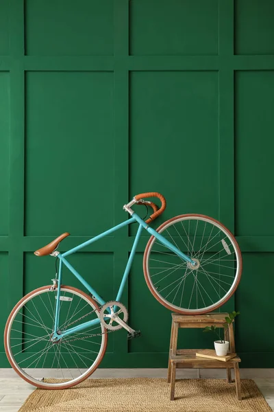 Современный Велосипед Стремянка Книгой Цветочным Горшком Возле Зеленой Стены — стоковое фото