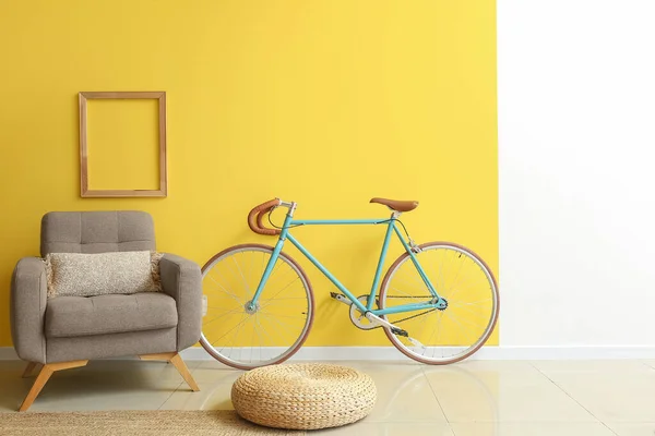 Renkli Duvarın Yanında Rahat Koltuk Modern Bisiklet — Stok fotoğraf