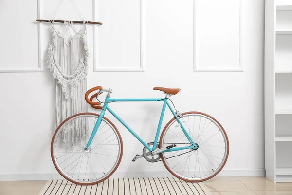 Beyaz Duvarda Asılı Modern Bisiklet Dekor — Stok fotoğraf