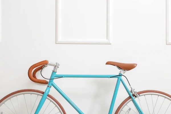 Bicicleta Moderna Perto Parede Branca — Fotografia de Stock