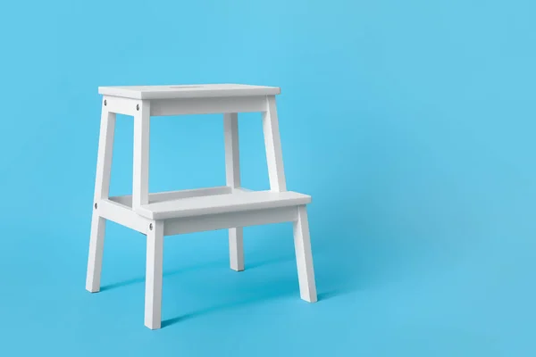 蓝色背景的白色台阶凳子 — 图库照片