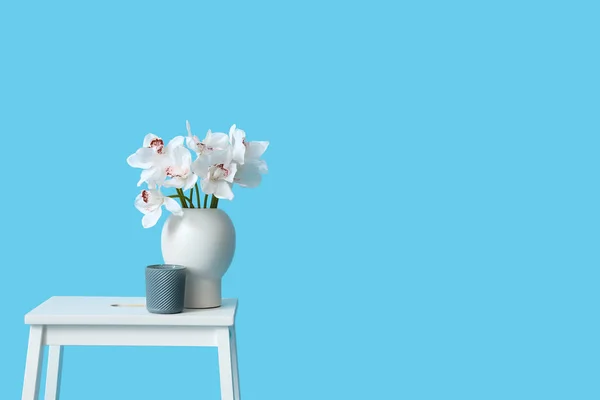 Λευκό Σκαμπό Βήμα Όμορφα Λουλούδια Στο Βάζο Μπλε Φόντο — Φωτογραφία Αρχείου