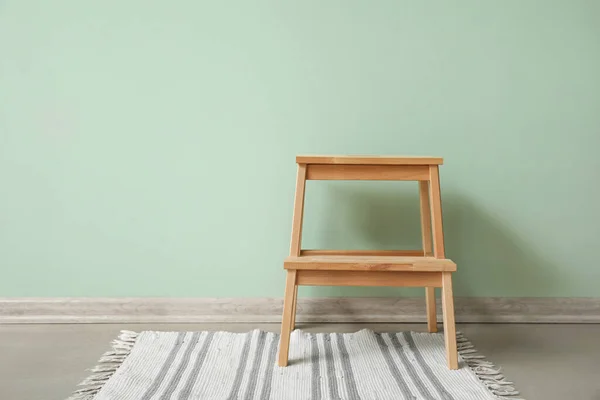 Wooden Step Stool Stylish Rug Green Wall — Stock Photo, Image
