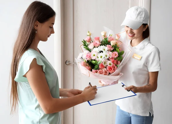 Mujer Recibiendo Ramo Flores Mensajero — Foto de Stock