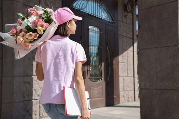 Female Courier Bouquet Flowers Outdoors — Stock Photo, Image