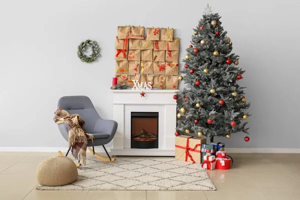 Interior Salón Luminoso Con Chimenea Árbol Navidad Calendario Adviento —  Fotos de Stock