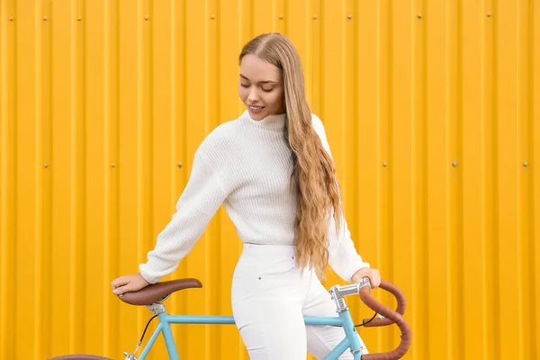 Menina Adolescente Bonita Com Bicicleta Perto Cerca Amarela — Fotografia de Stock