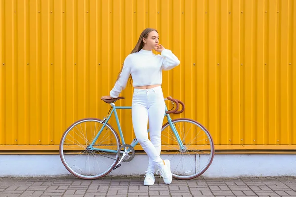 Bastante Adolescente Con Bicicleta Cerca Valla Amarilla — Foto de Stock