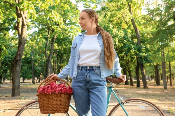 Pretty Teenage Girl Bicycle Park — Stock Photo, Image