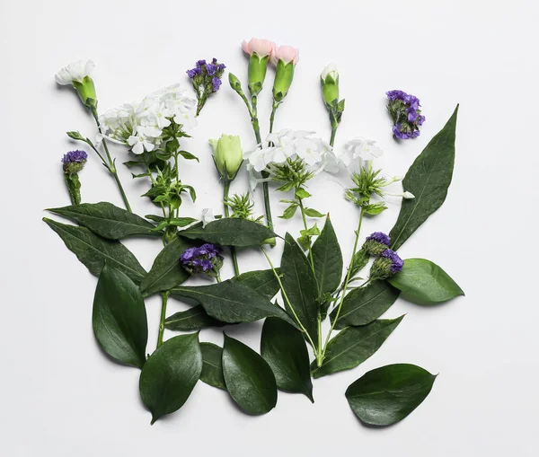 Narin Çiçekli Kompozisyon Beyaz Arkaplanda Yapraklar — Stok fotoğraf