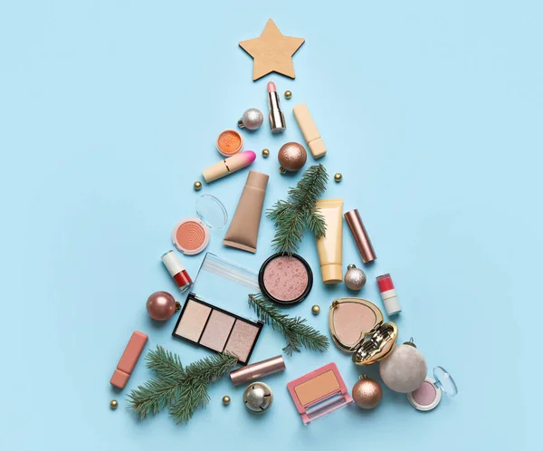 Bela Árvore Natal Feita Cosméticos Maquiagem Decoração Fundo Azul — Fotografia de Stock