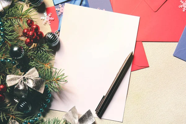 Бланшированное Письмо Санта Клаусу Ручка Рождественский Декор Светлом Фоне — стоковое фото