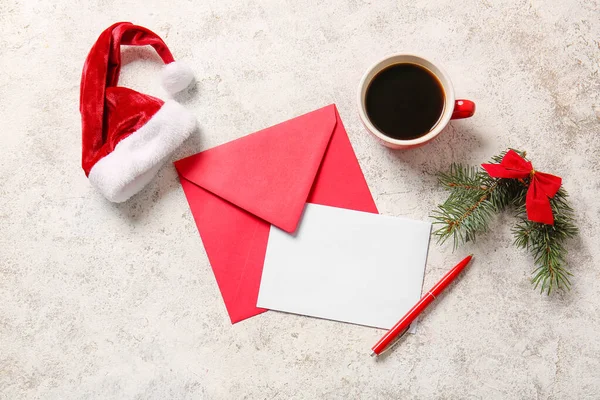 Vánoční Výzdoba Šálek Kávy Pero Obálka Prázdný Dopis Světlém Pozadí — Stock fotografie
