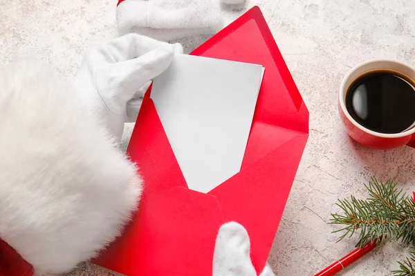 Papai Noel Levando Carta Lista Desejos Envelope Mesa Luz — Fotografia de Stock