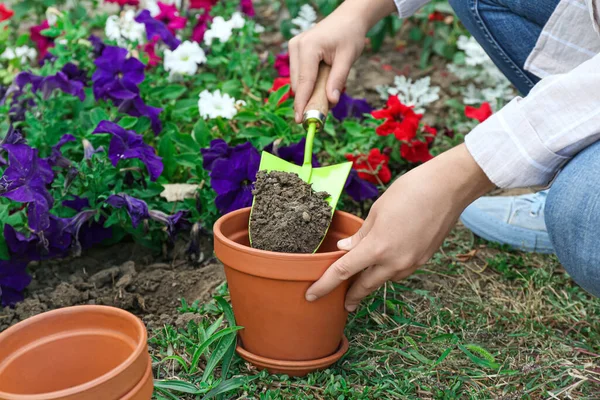 Mulher Plantando Flores Vasos Jardim — Fotografia de Stock